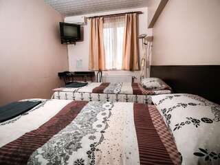 Отель 612КМ Стрый Двухместный номер с 2 отдельными кроватями и ванной комнатой-9