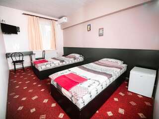 Отель 612КМ Стрый Двухместный номер с 2 отдельными кроватями и ванной комнатой-10